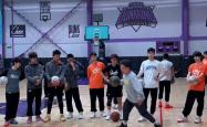 九游新闻-湖人队球员参加线上训练营，提高篮球技术