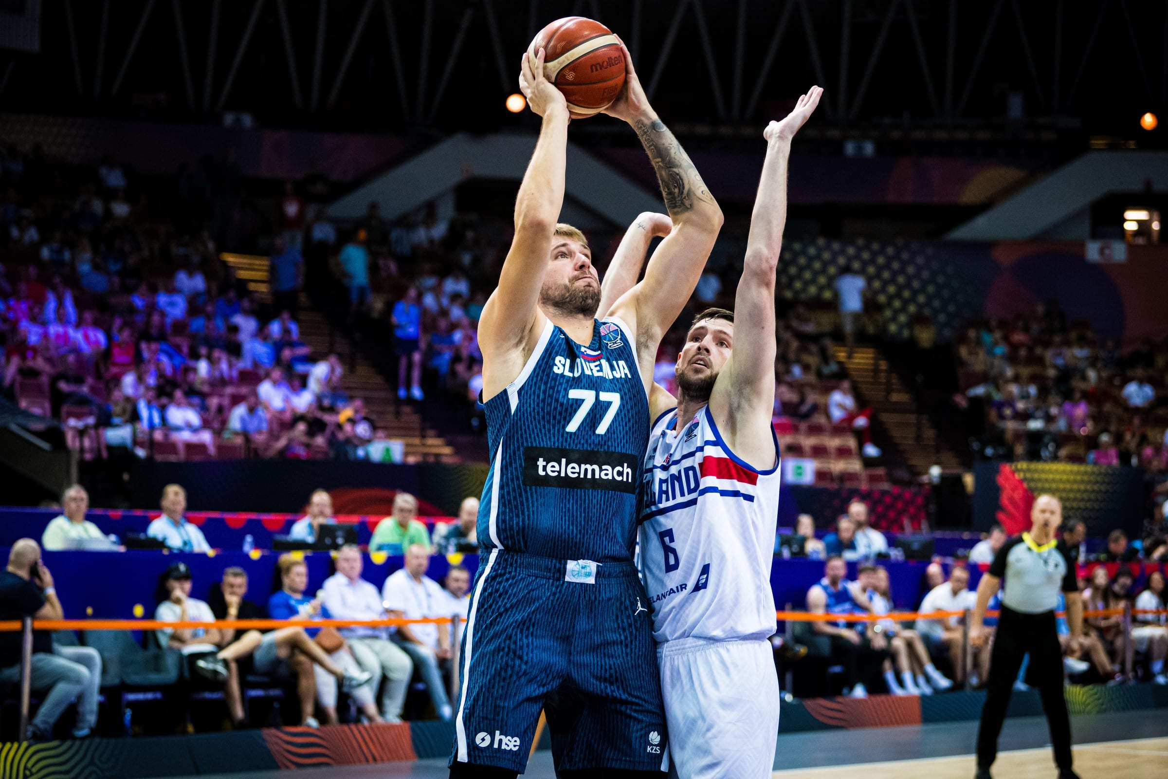 包含冰岛队再胜一仗，锁定欧洲预选赛资格的词条