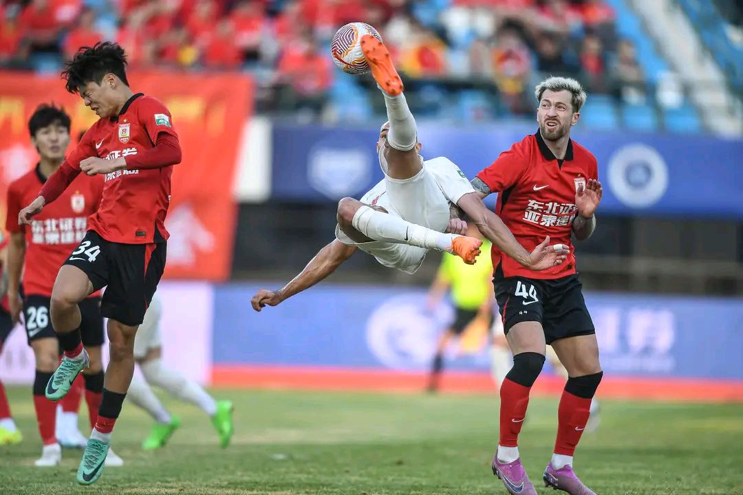 紧张刺激的比赛：观众目不转睛