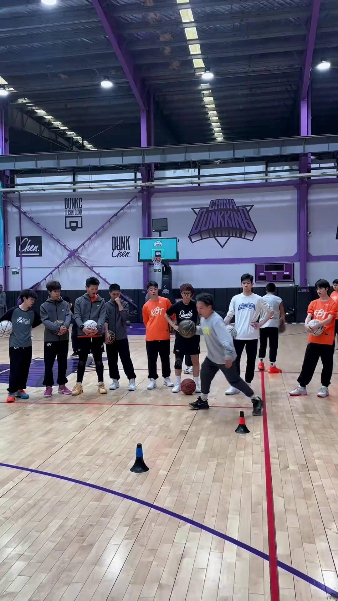 湖人队球员参加线上训练营，提高篮球技术