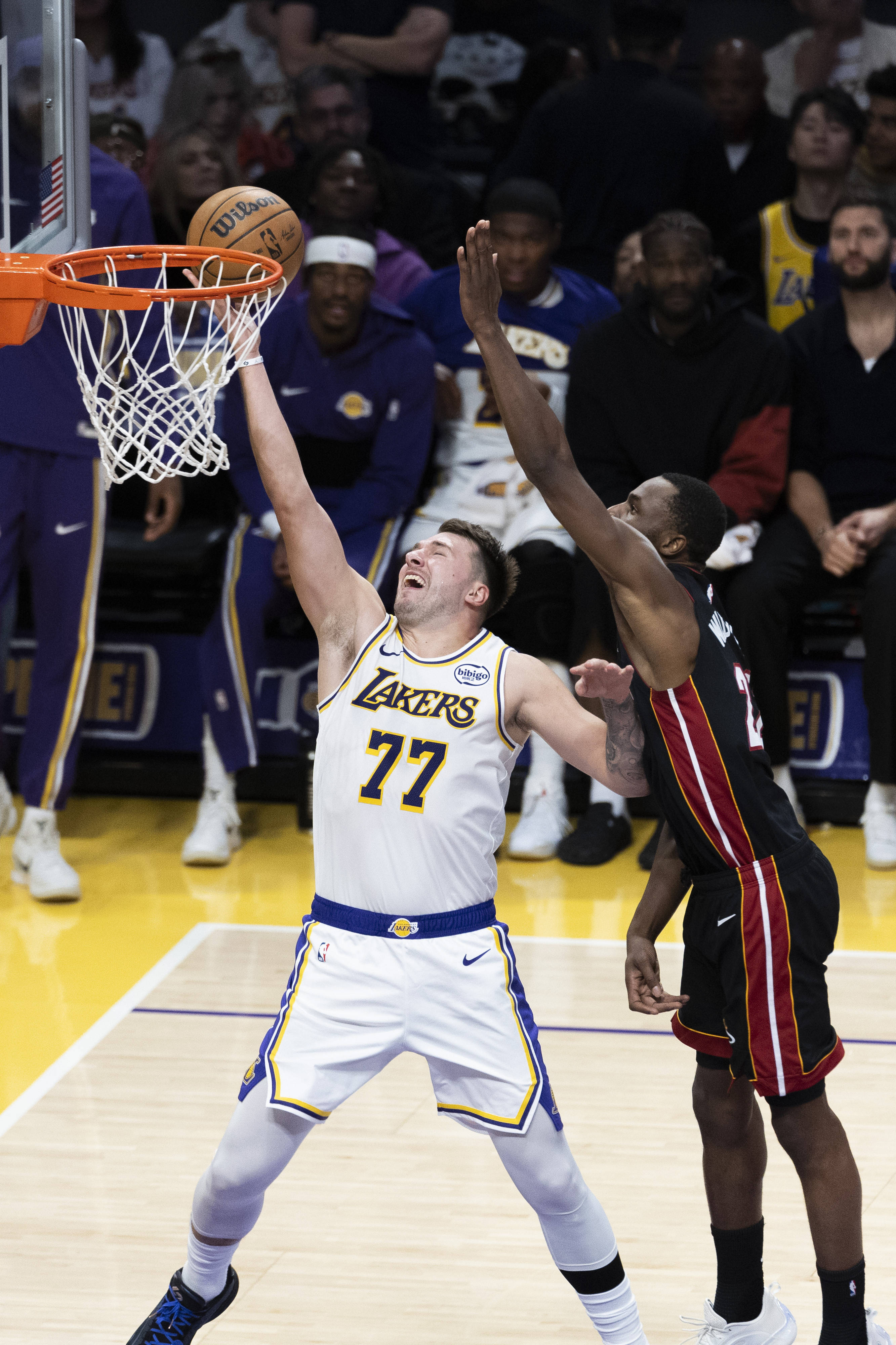 湖人队球员参加线上训练营，提高篮球技术