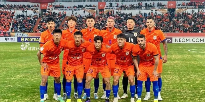 亚洲足球盛事中，两队在激战中争夺胜利